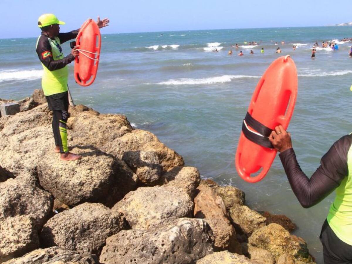 En Cartagena, bañistas se salvan de morir en una playa prohibida