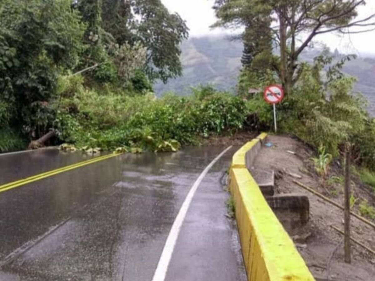 Derrumbes afectan vía a la Línea en el Tolima
