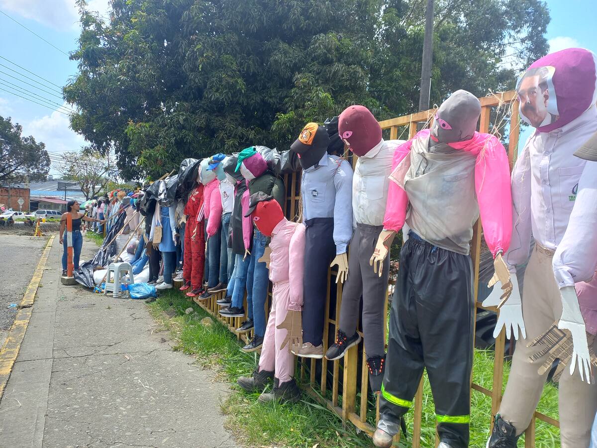 La venta de muñecos de año viejo, tradición que se mantiene en las calles, Armenia
