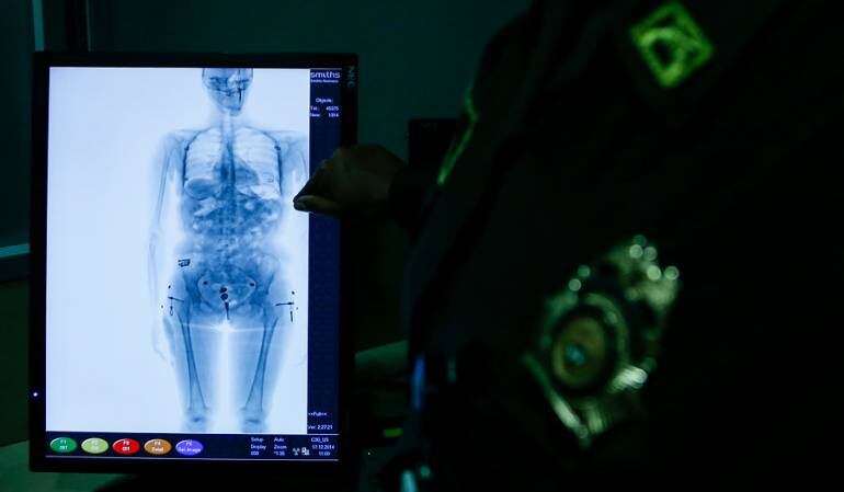 Funcionamiento interno de los equipos de seguridad del aeropuerto El Dorado de Bogotá.