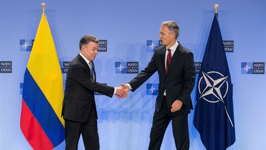 El secretario general de la OTAN,Jens Stoltenberg (d), da la bienvenida al presidente de Colombia, Juan Manuel Santos. Foto: Agencia EFE