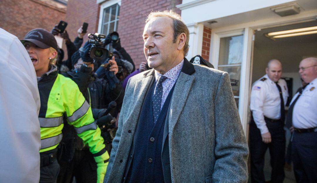 El reconocido actor Kevin Spacey solo podría ser acusado formalmente de los delitos si fuese arrestado en Inglaterra o Gales