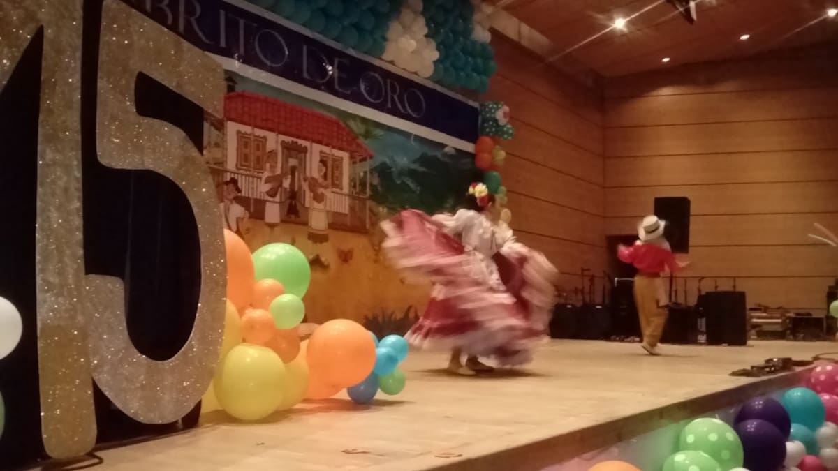 Silvana Agudelo y Michael Stiven Parra, baile por pareja de la escuela de danza casa de la cultura de Calarcá, Quindío