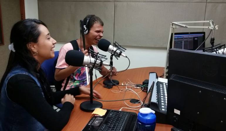 El joven se dedica a vender sopa de letras.