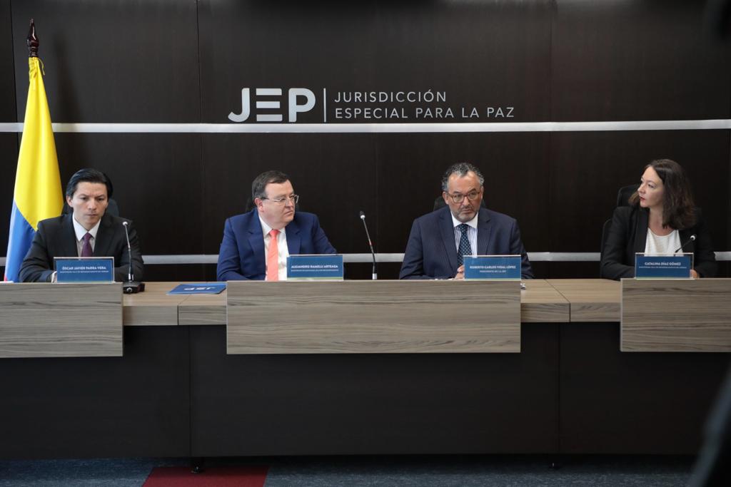 Magistrados de la Sala de Reconocimiento de Verdad de la JEP y el presidente de esa justicia. Cortesía