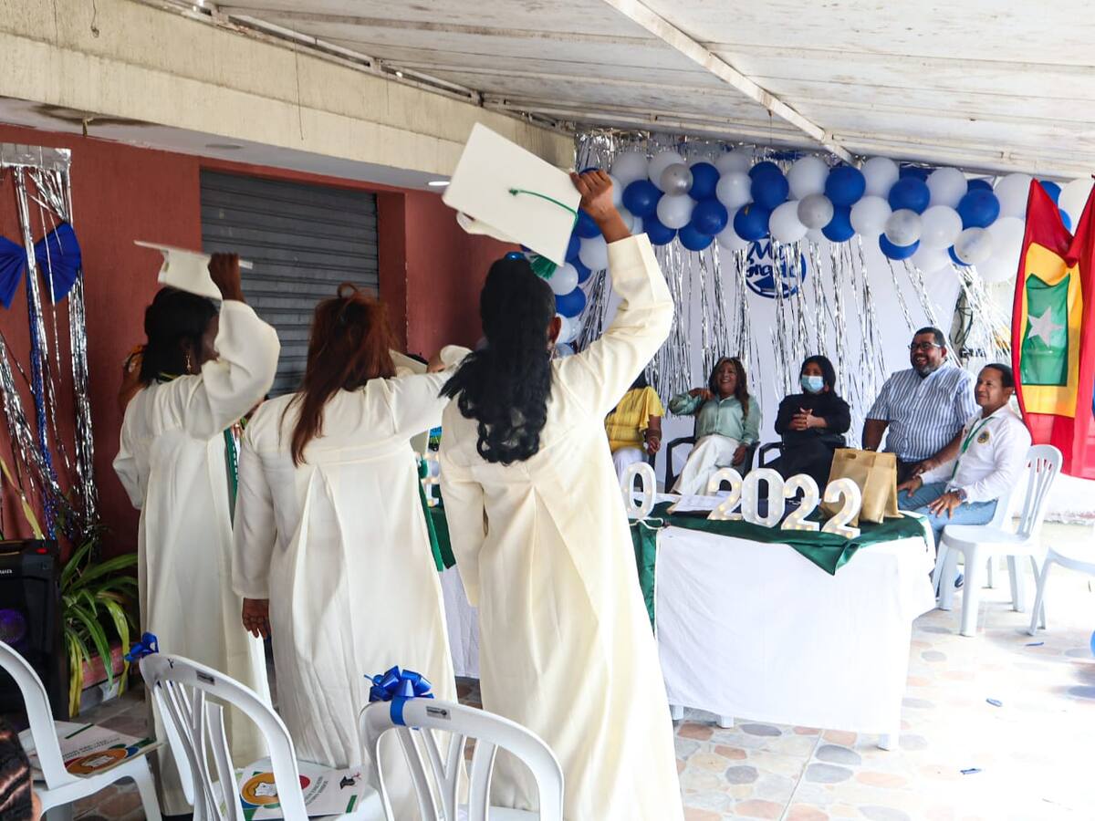 Internas de la cárcel de mujeres se gradúan de bachillerato y ciclos formativos