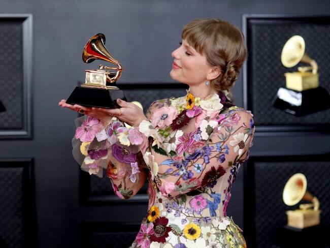 Taylor Swift en la alfombra roja de los Grammy 2021. 