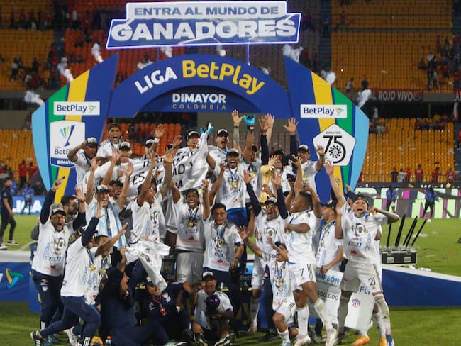 Jugadores de Junior celebran con el trofeo al ganar la Primera División de Colombia ante Deportivo Independiente Medellín (DIM), en el estadio Atanasio Girardot en Medellín (Colombia). EFE/ Luis Eduardo Noriega Arboleda