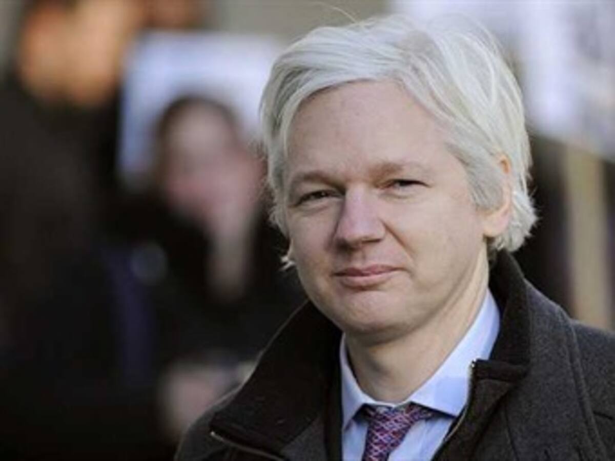Snowden está "sano y salvo" y su destino es Ecuador: Assange