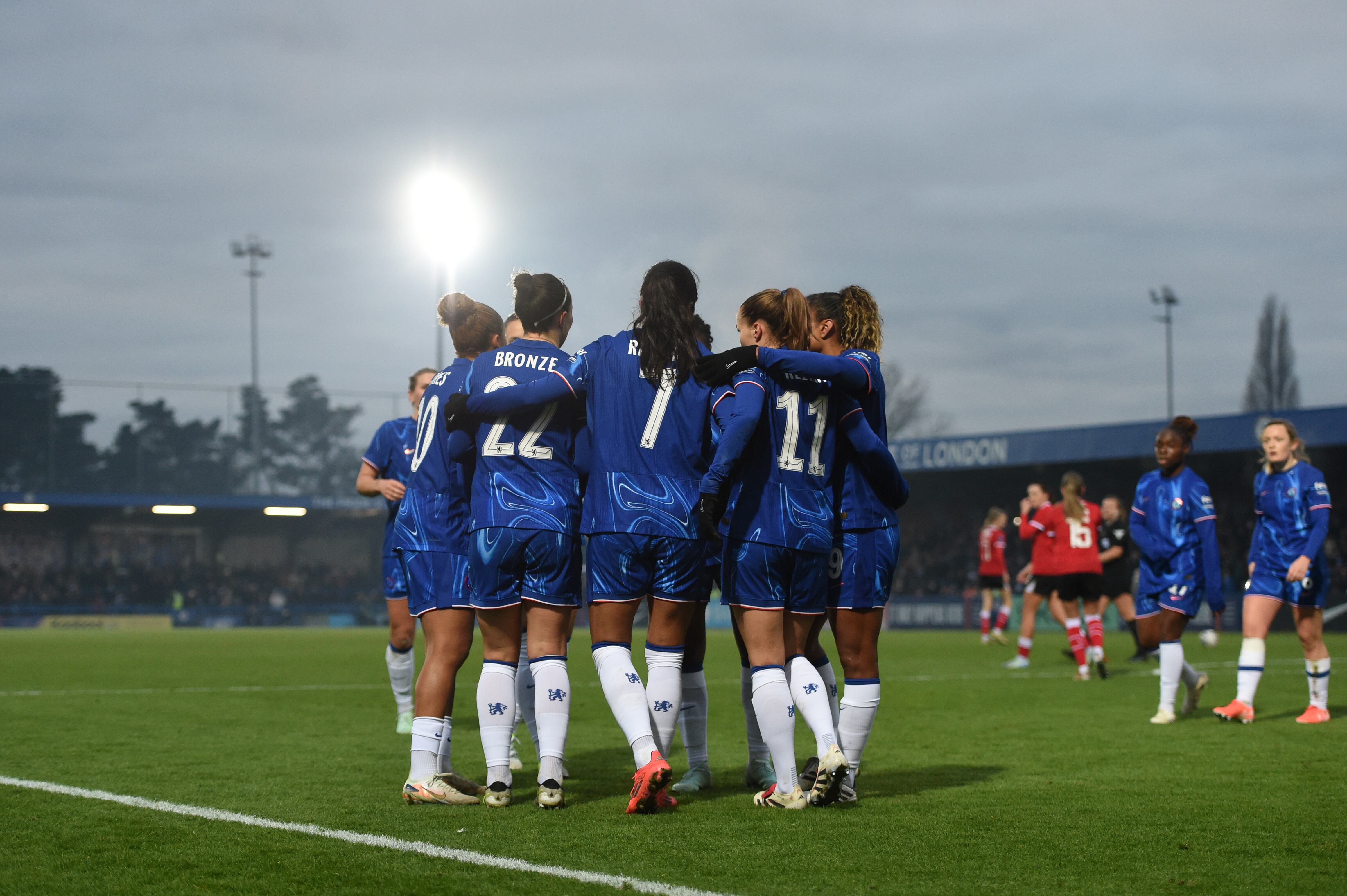 Mayra Ramírez festeja su gol ante el Charlton. (Photo by Harriet Lander - Chelsea FC/Chelsea FC via Getty Images)