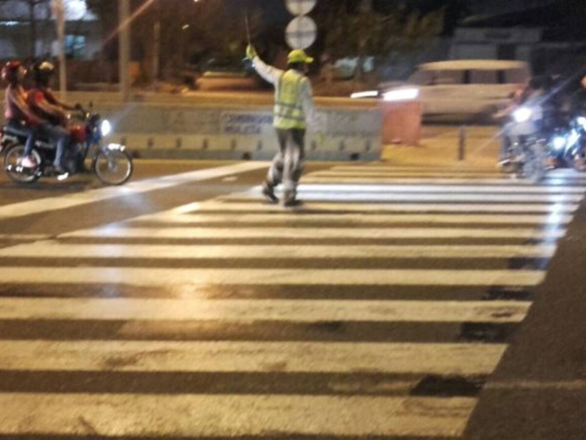 Conductor de un camión quedó atrapado al chocar con un bus