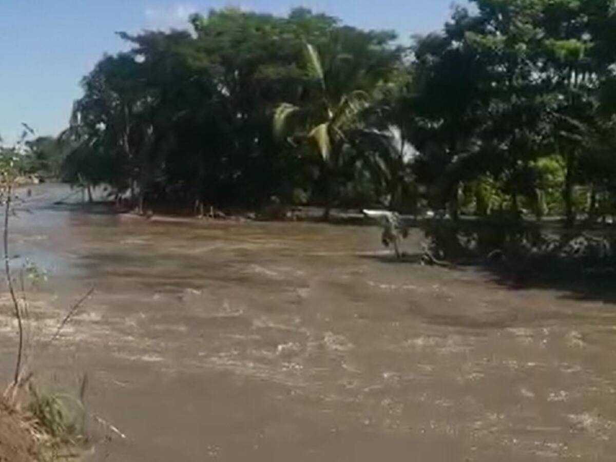 Con costales y sacos intentan contener inundaciones en Barranco de Loba