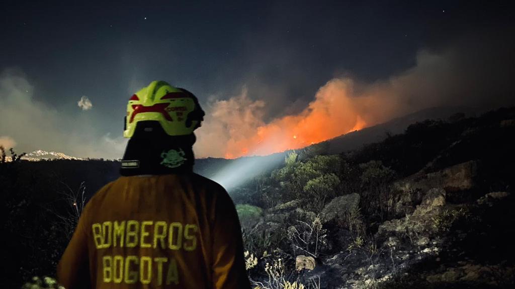 Incendios Bogotá en inmediaciones del Relleno Sanitario Doña Juana. Foto: Bomberos de Bogotá