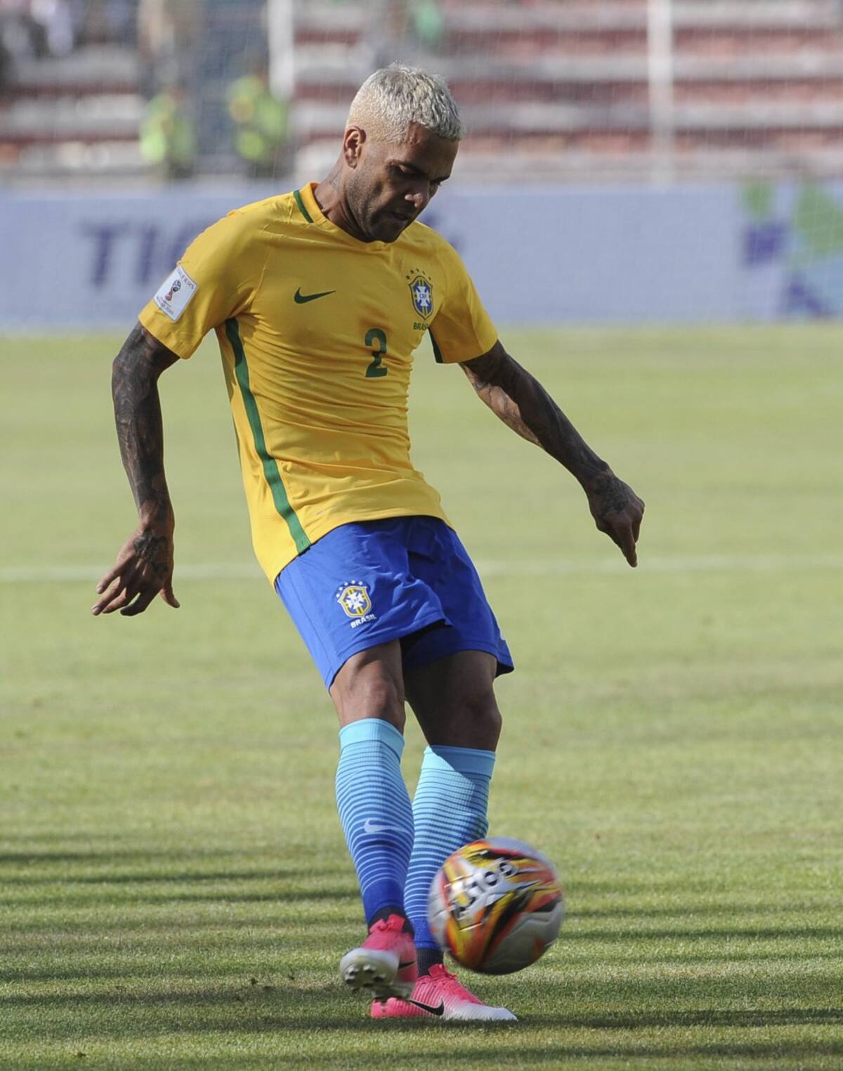 El lateral derecho es Dani Alves, con un promedio de 7,41 la temporada pasada. 