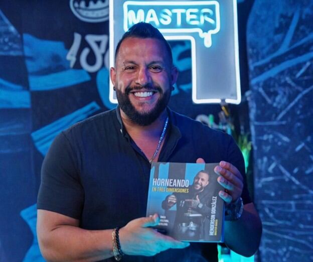 Con Horneando en Tres Dimensiones, el pastelero y educador Henderson González presenta una obra que fusiona arquitectura, pasión y pastelería: un recorrido por las lecciones que dejó el camino de emigrar, reinventarse y construir una carrera desde cero