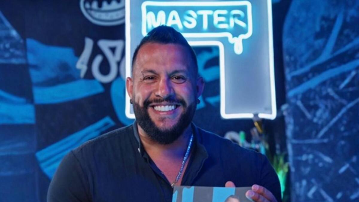 Henderson González, maestro pastelero, publica libro donde cada receta cuenta una historia de vida