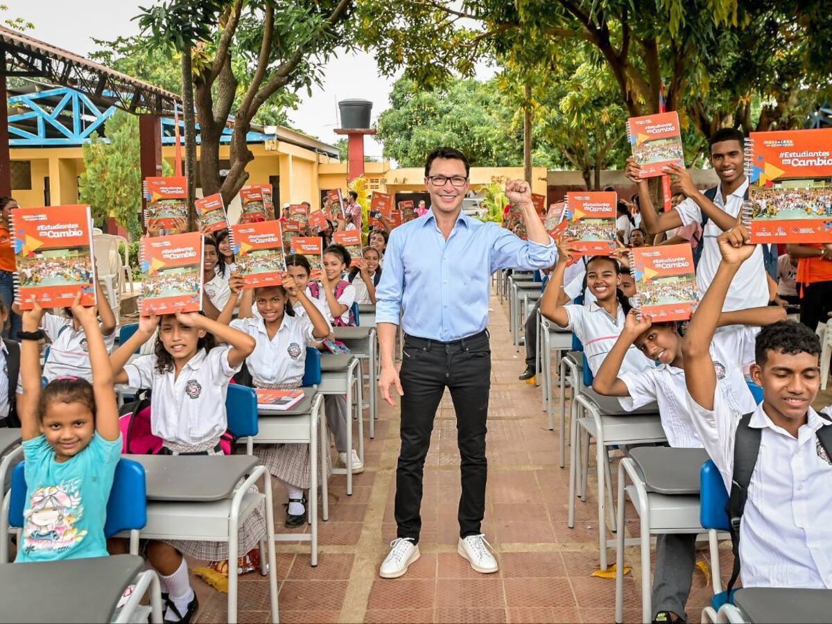 Gobernador del Magdalena entrega 39 mil mobiliarios y 115 mil agendas para estudiantes