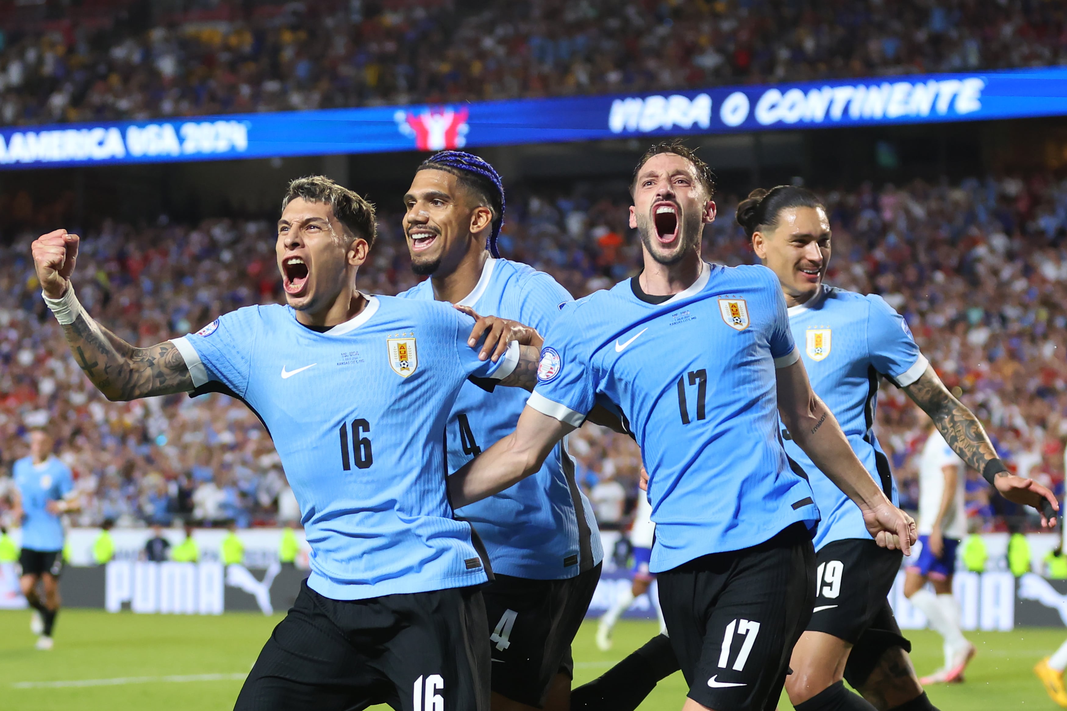 Los jugadores de Uruguay celebran el gol de Mathías Olivera. (Photo by Michael Reaves/Getty Images)