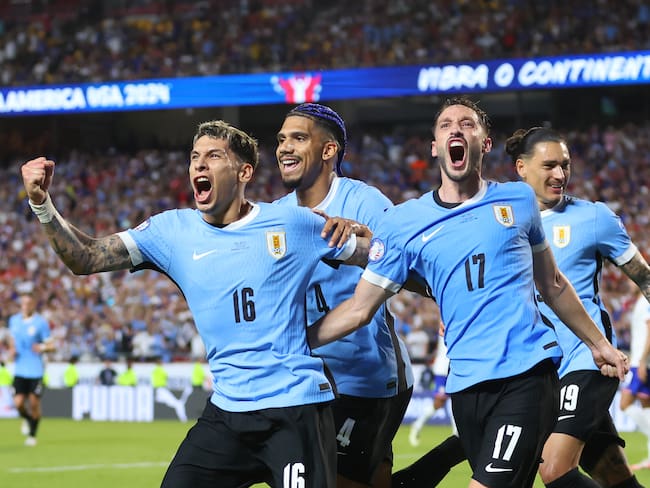 Los jugadores de Uruguay celebran el gol de Mathías Olivera. (Photo by Michael Reaves/Getty Images)