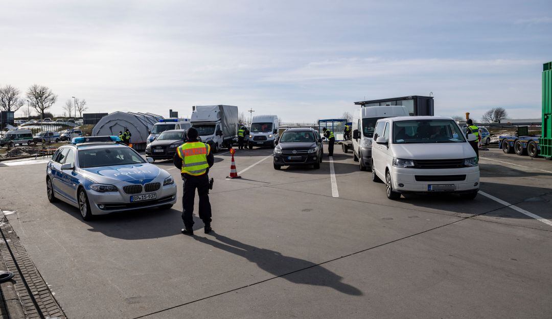 Autoridades alemanas frenan una caravana proveniente de República Checa y Austria que buscaba entrar al país por la frontera oriental. 