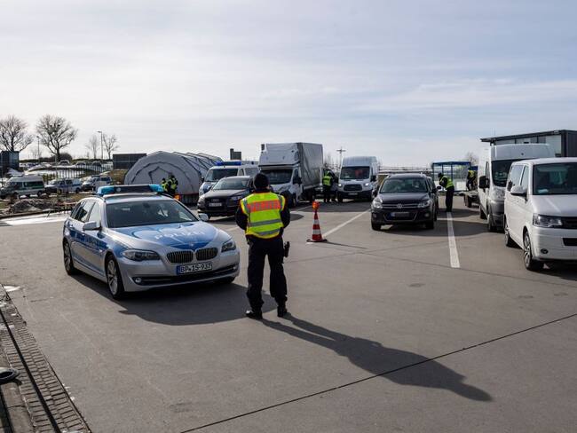 Autoridades alemanas frenan una caravana proveniente de República Checa y Austria que buscaba entrar al país por la frontera oriental. 