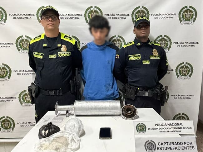 Hombre que ocultaba base de cocaína en un mofle para enviarla desde Medellín al Huila fue capturado Foto: Policía Nacional
