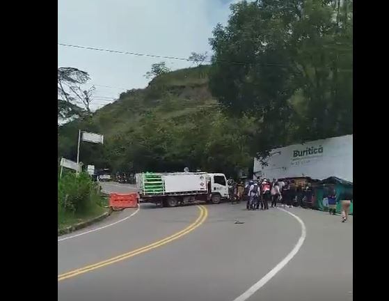 Bloqueo vía-Medellín Urabá tomada el viernes 31 de mayo- foto cortesía