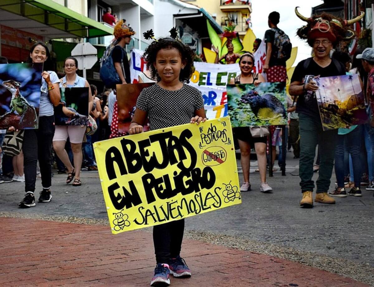 En medio del desfile, los niños llamaron la atención de las malas prácticas que están acabando la biodiversidad.