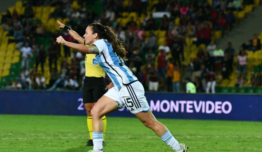 Florencia Bonsegundo celebra el único gol del partido.