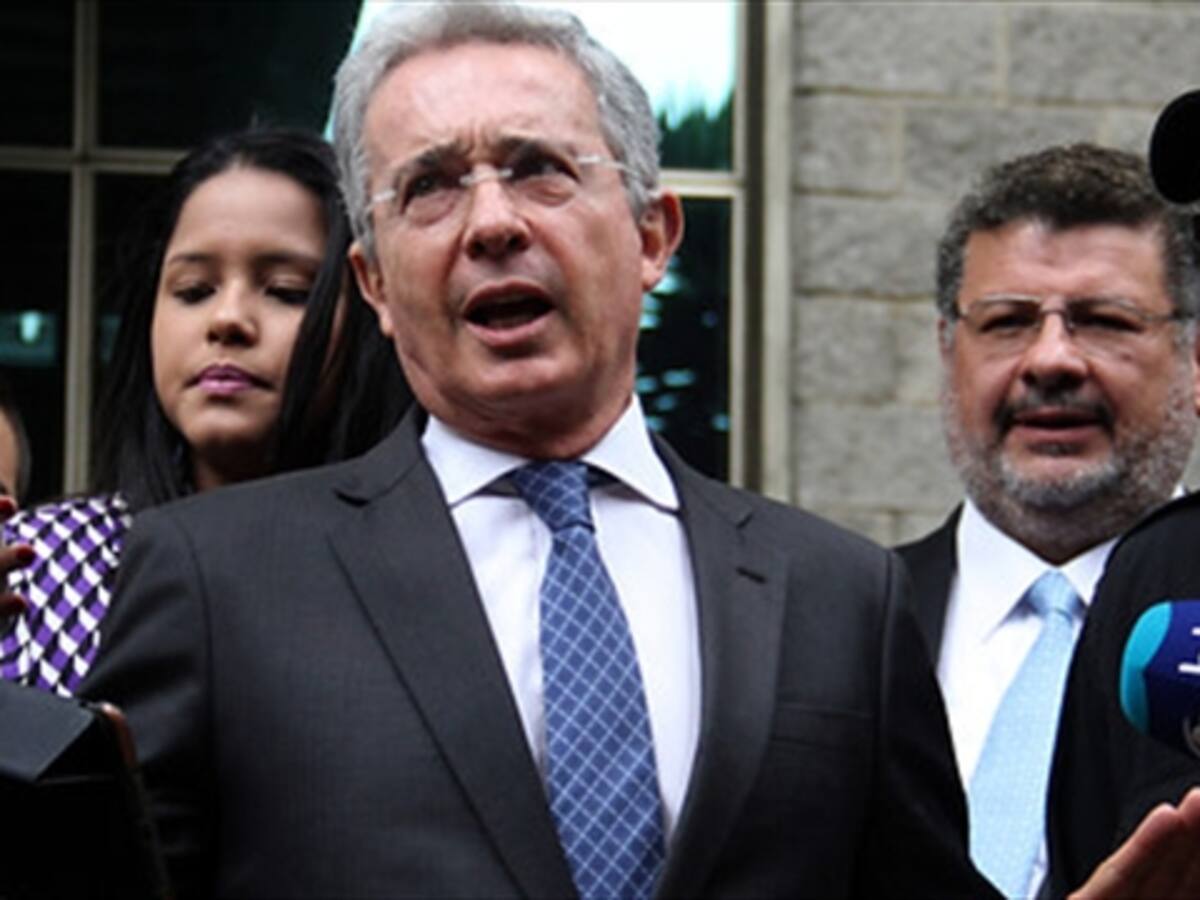 El fiscal entró en una especie de locuacidad política: Uribe