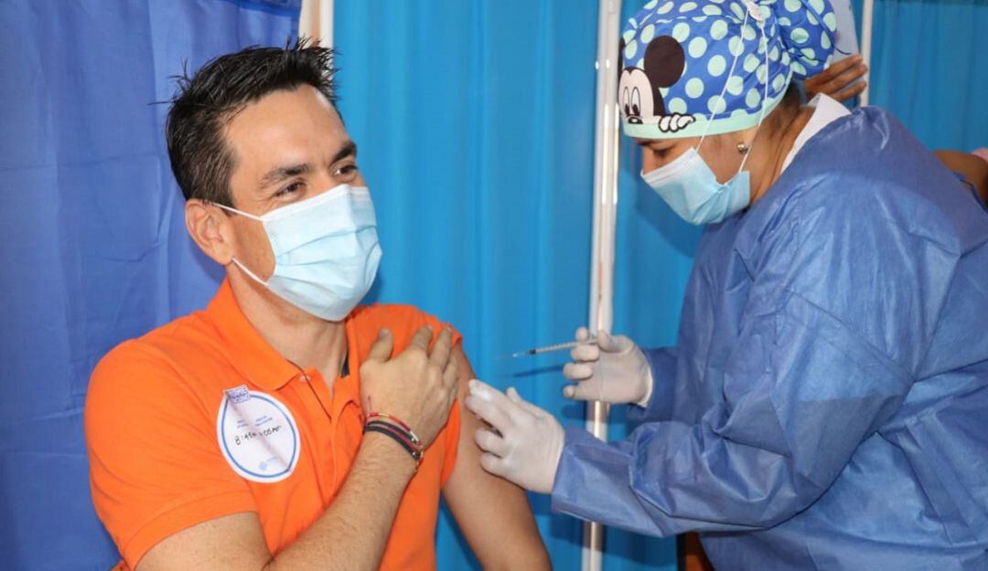 El alcalde Carlos Ordosgoitia recibe la primera dosis del biológico.