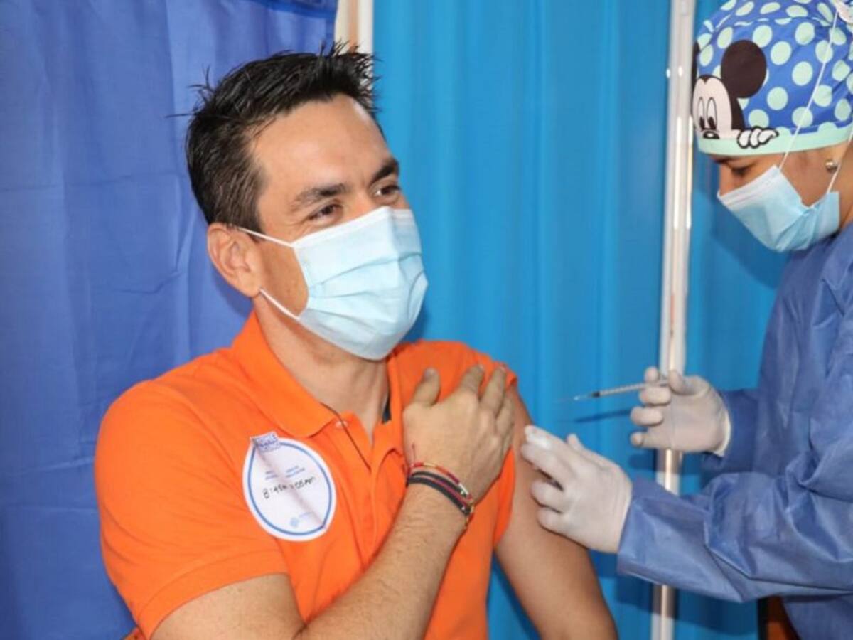 Vacuna es salud y empleo, dijo Alcalde de Montería al recibir primera dosis