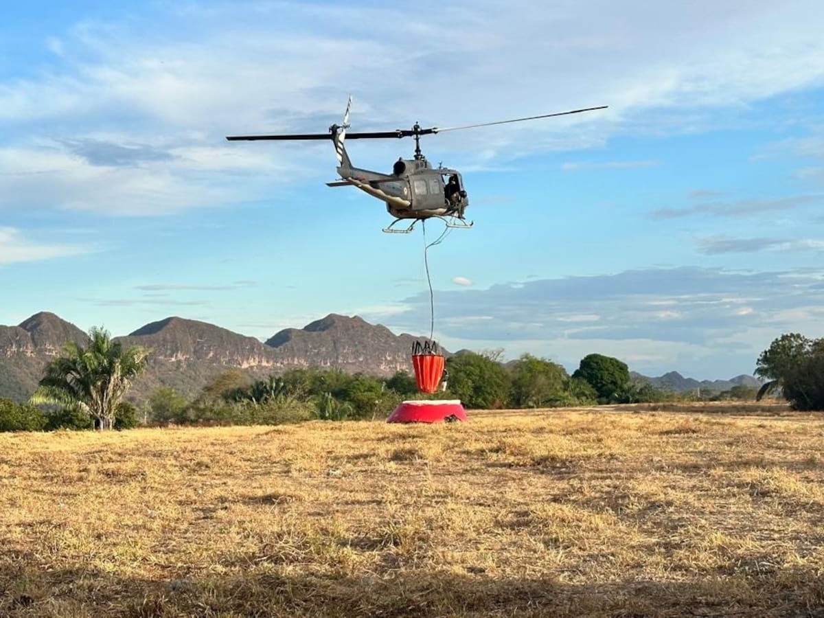 Helicópteros de la Fuerza Aeroespacial combaten incendios forestales en el Tolima