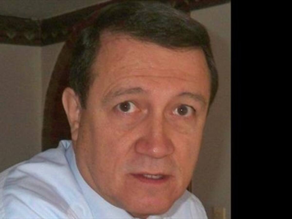 Fiscal le hace daño a las instituciones al querer enlodar a Uribe: Macías
