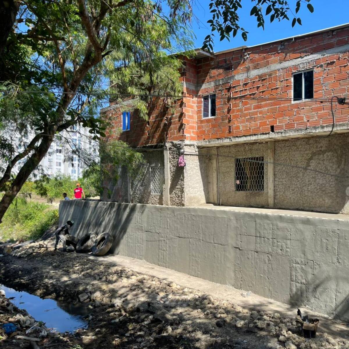 Alcaldía de Cartagena salva la casa de una adulta mayor con muro de contención reforzado