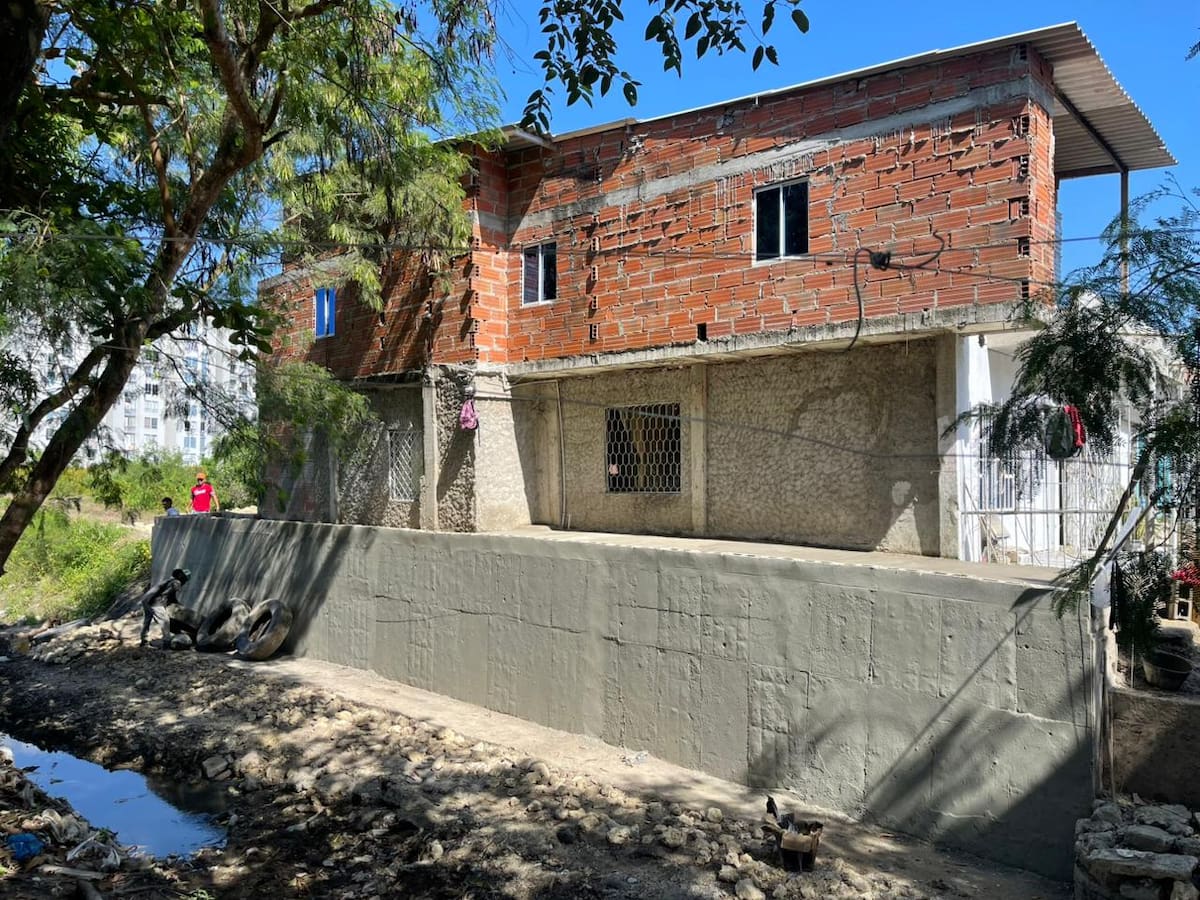 Alcaldía de Cartagena salva la casa de una adulta mayor con muro de contención reforzado