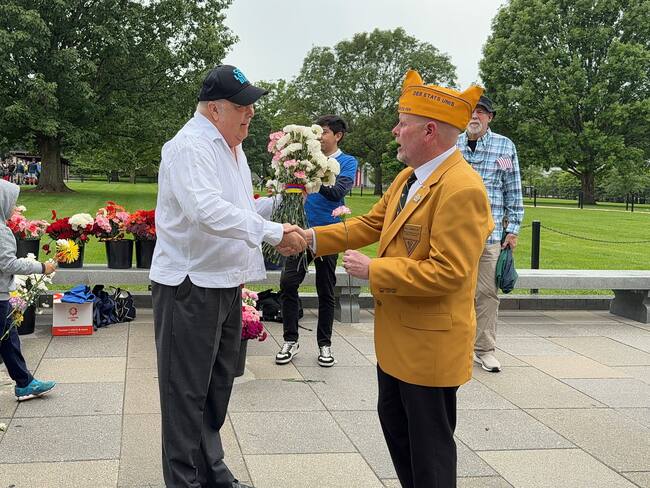 Las flores colombianas acompañaron la conmemoración del Día de los Caídos en Estados Unidos. Embajador Daniel García-Peña.