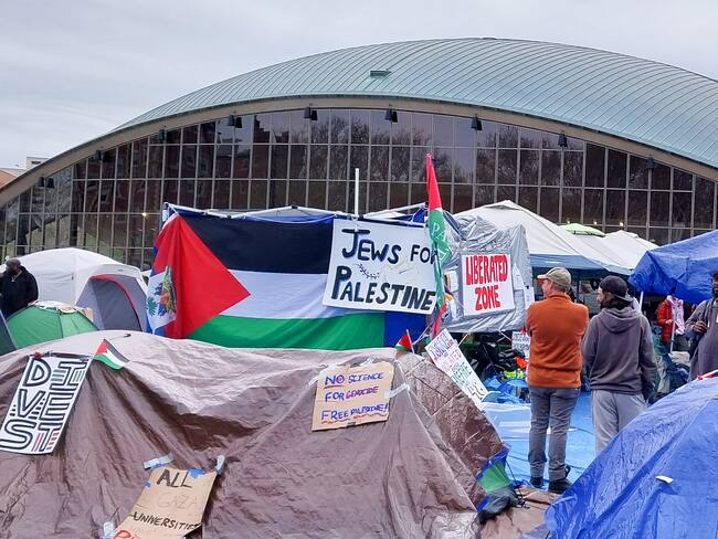 USA4797. CAMBRIDGE (ESTADOS UNIDOS), 03/05/2024.- Fotografía de algunas de las tiendas de campaña establecidas por un grupo de estudiantes, el martes 30 de abril de 2024, en el campamento del Instituto Tecnológico de Massachusetts (MIT) en Cambridge, Massachusetts (EE.UU.). La oposición a la guerra en Gaza ha desencadenado un movimiento estudiantil en Estados Unidos no visto desde las protestas en contra del apartheid en Sudáfrica de los años 80 y en rechazo a la guerra de Vietnam en los 60, aunque la diferencia está siendo la fuerte reacción policial a concentraciones mayormente pacíficas. EFE/ Iñaki Estívaliz