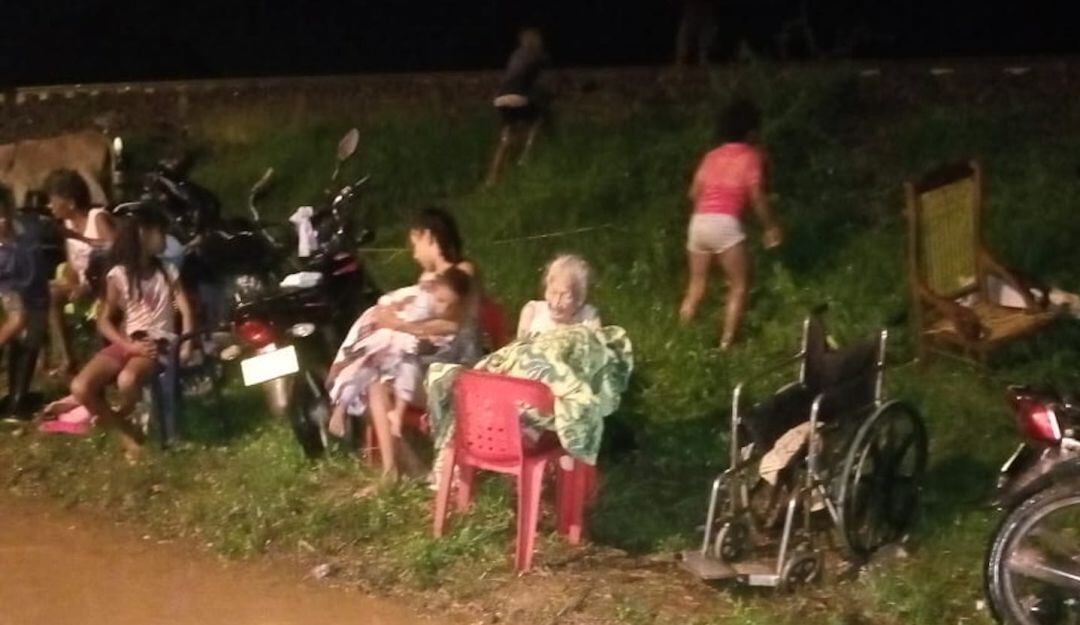 Personas en la línea férrea