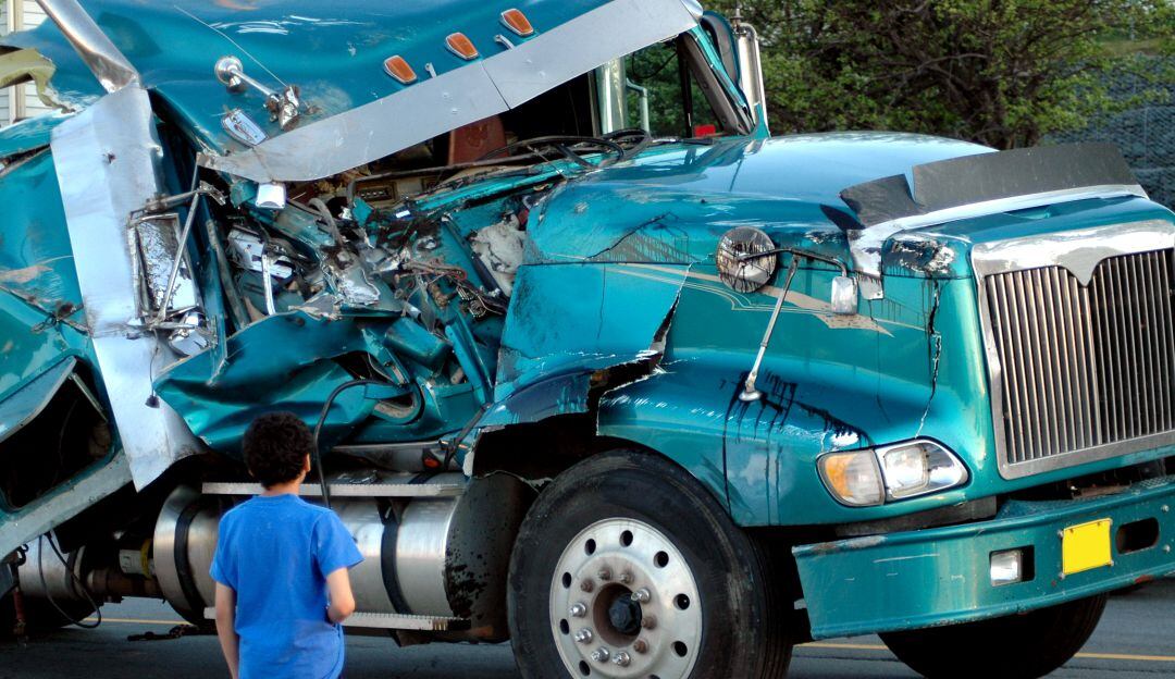 Video: El momento exacto en el que tractomula destrozó a carro particular