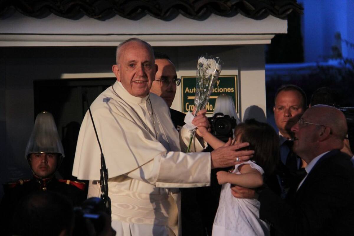 Los niños se han acercado al sumo pontífice para entregarle algunos obsequios y recibir su saludo.