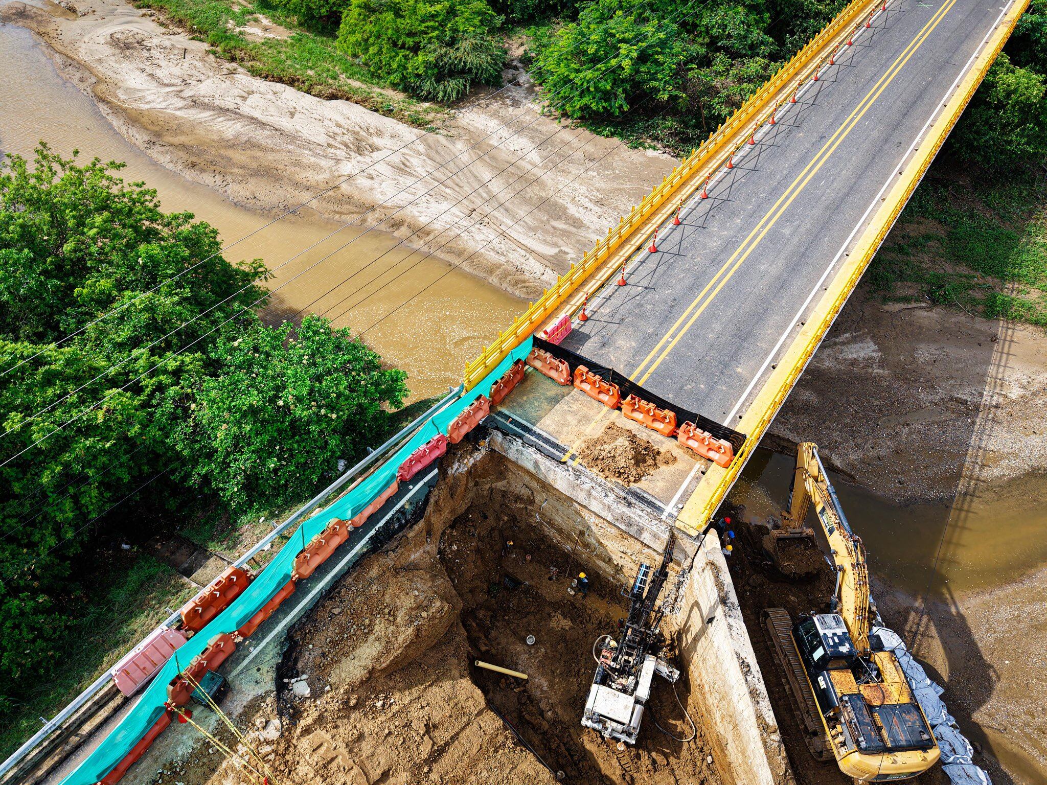 Trabajos en el acceso al puente de Juan de Acosta, en la vía al Mar.