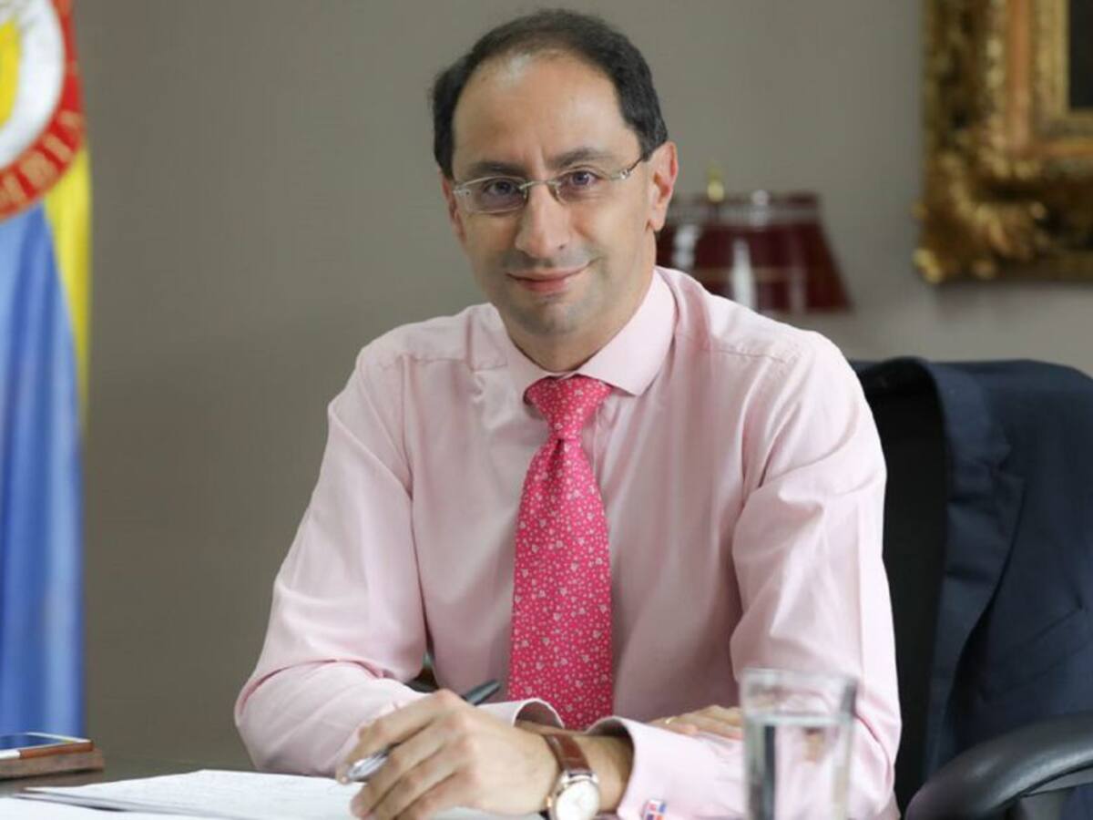 Ministro de Hacienda dio positivo para Covid-19