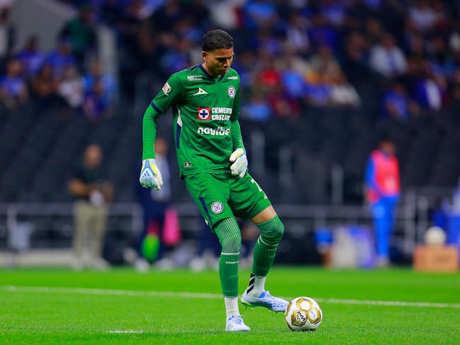 MEXICO CITY, MEXICO - MAY 9: Kevin Mier goalkeeper of Cruz Azul controls the ball during the quarterfinals second leg match between Cruz Azul and Atlas as part of the Torneo Clausura 2026 Liga MX at Banorte Stadium on May 9, 2026 in Mexico City, Mexico. (Photo by Mauricio Salas/Jam Media/Getty Images)
