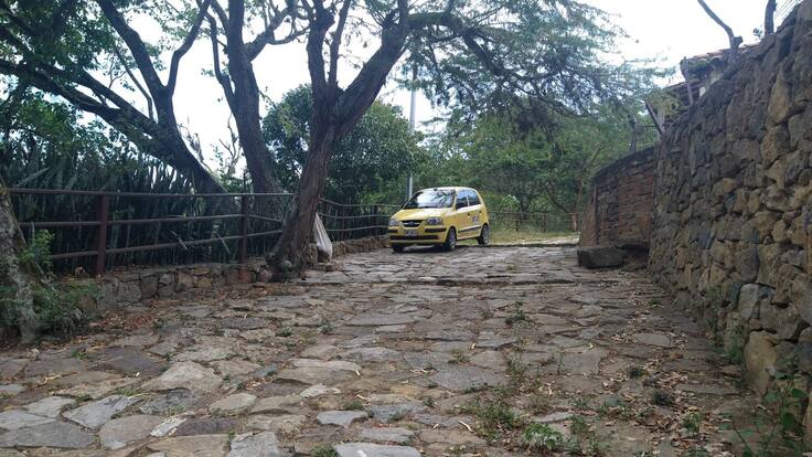 Rechazo por taxista que se metió por el camino real de Los Santos