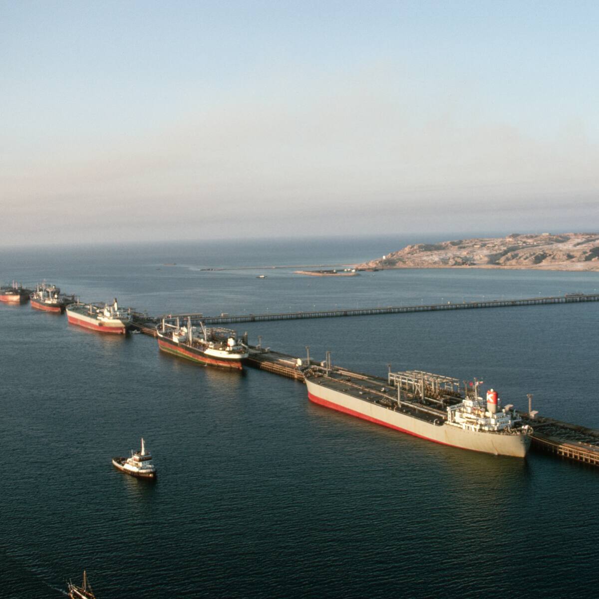 Estados Unidos suspende sanciones al petróleo iraní