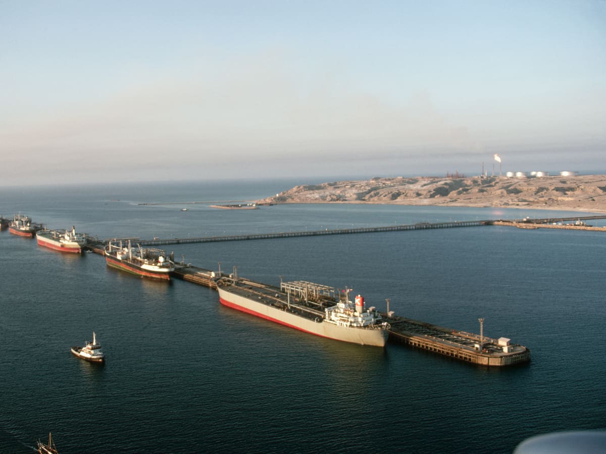 Estados Unidos suspende sanciones al petróleo iraní