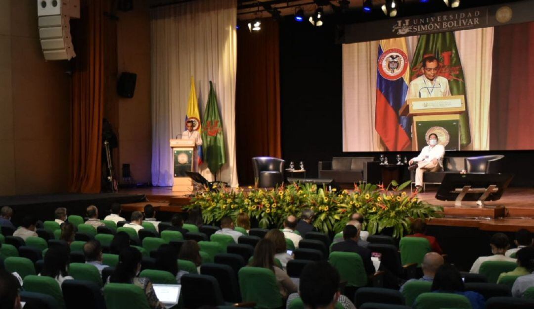 Foro en el teatro José Consuegra Higgins.
