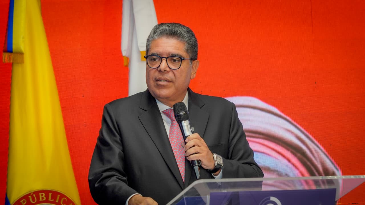 Carlos Hernán Rodríguez Becerra, contralor general de la República, afirmó en el evento de rendición de cuentas 2025 que "el hecho de que se entregue la obra no significa que no hay proceso de responsabilidad fiscal". Este enfoque de acción, en su concepto, es parte vital de la estrategia implementada por la entidad para la recuperación de recursos públicos este año. | Foto: Caracol Radio