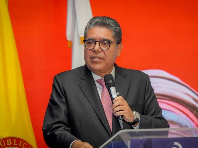 Carlos Hernán Rodríguez Becerra, contralor general de la República, afirmó en el evento de rendición de cuentas 2025 que "el hecho de que se entregue la obra no significa que no hay proceso de responsabilidad fiscal". Este enfoque de acción, en su concepto, es parte vital de la estrategia implementada por la entidad para la recuperación de recursos públicos este año. | Foto: Caracol Radio
